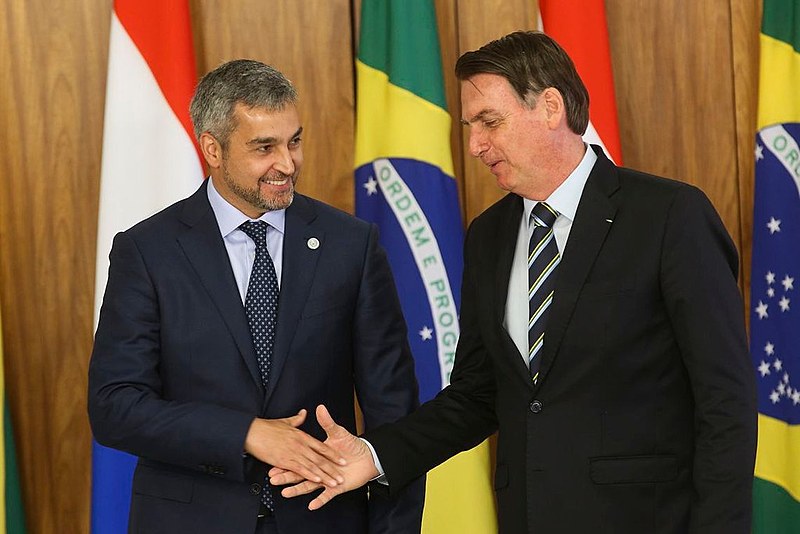 Presidente paraguaio, Mario Abdo junto a opresidente do Brasil, Jair Bolsonaro, em reunião nesta terça-feira (12)