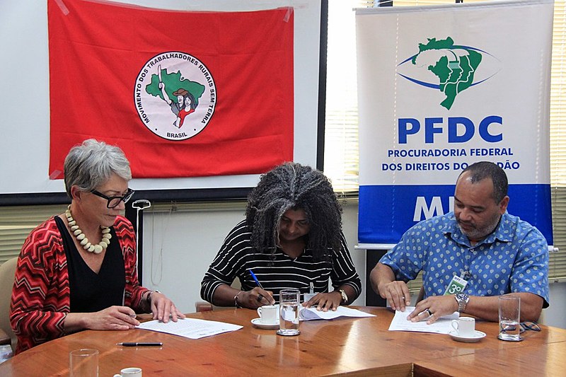 Assinatura de termo de cooperação ocorreu em Brasília (DF) em meio a contexto de avanço conservador e criminalização da luta popular