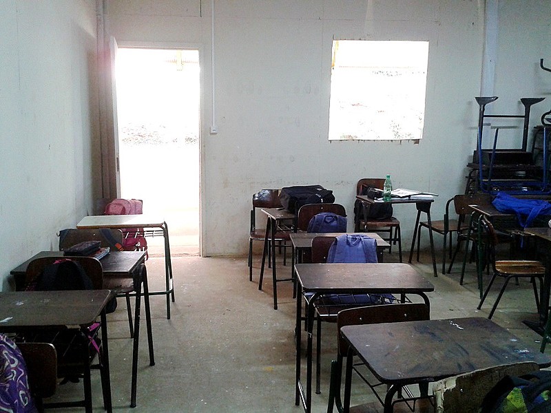 A Escola Estadual Prof. José Gomes do Amaral, localizada em Ponta Grossa, é um dos locais que enfrentam péssimas condições de ensino e aprendizagem devido ao desvio de recursos públicos