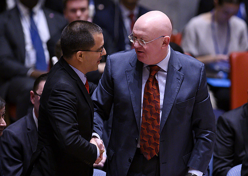 Jorge Arreaza, ministro das Relações Exteriores da Venezuela, e  Vasily Nebenzya, embaixador russo da ONU, durante a reunião