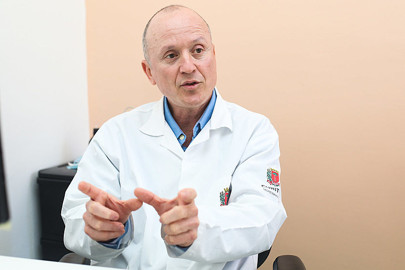 Jorge Luis González, médico cubano que atua na Unidade de Saúde São Miguel, localizada na Cidade Industrial de Curitiba (PR)