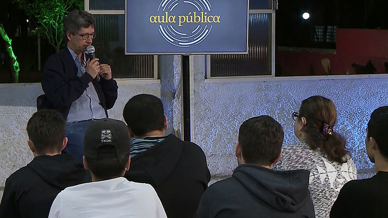Na Aula Pública, o jornalista Maurício Puls discute Arquitetura e Sociadade na contemporaneidade