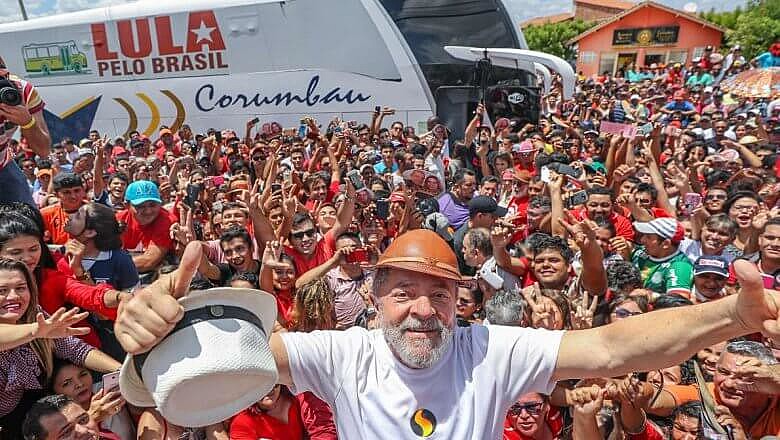 "Tenho certeza que podemos reconstruir este país e voltar a sonhar com uma grande nação", escreveu Lula em carta lida por Dilma no ato