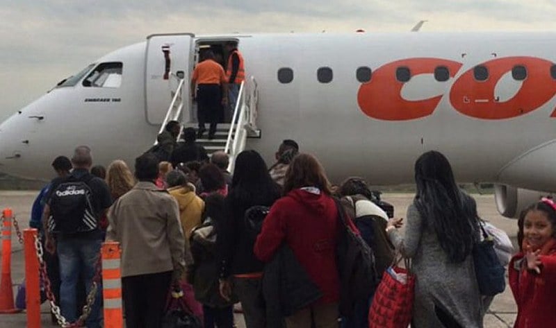Governo criou pontes aéreas com países vizinhos para levar emigrantes de volta ao país