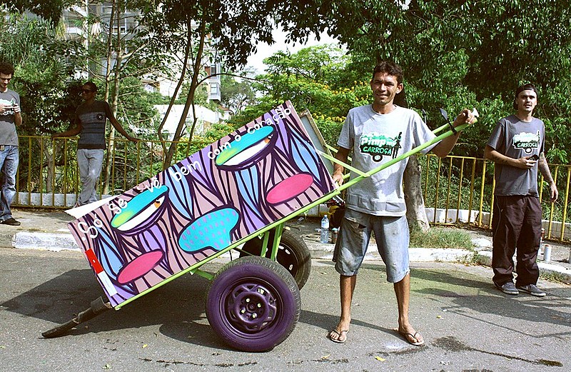 Pimp My Carroça transforma a vida destas pessoas por meio dos seus instrumentos de trabalho: as carroças