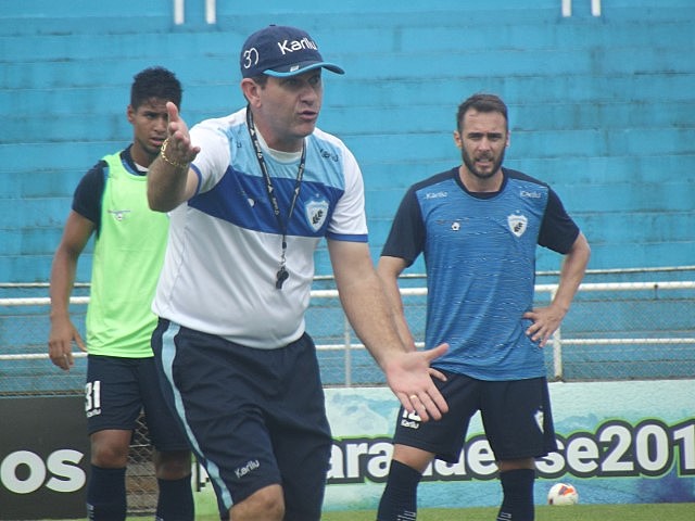 Com seis anos de clube, Claudio Tencati é o treinador que mais tempo comanda a mesma equipe no futebol nacional