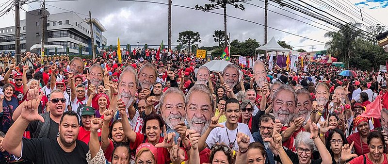 Mais de 10 mil pessoas protestam neste domingo (7) em frente à sede da Polícia Federal, em Curitiba.