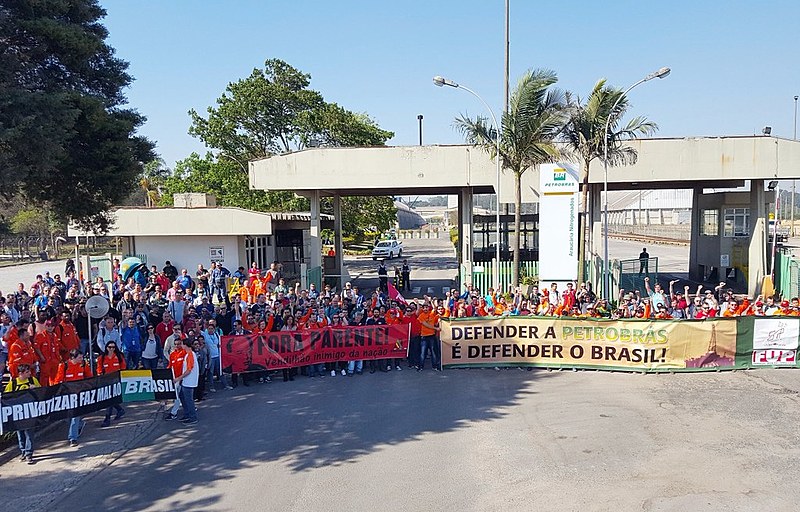 A manifestação ocorreu na quarta-feira (13), em frente à fábrica Fafen-PR, uma das que pode ser vendida