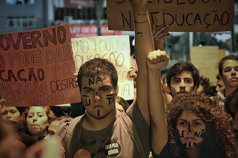 Na quarta-feira (08) estudante levam, aproximadamente, 10 mil pessoas para as ruas de Curitiba em defesa da educação