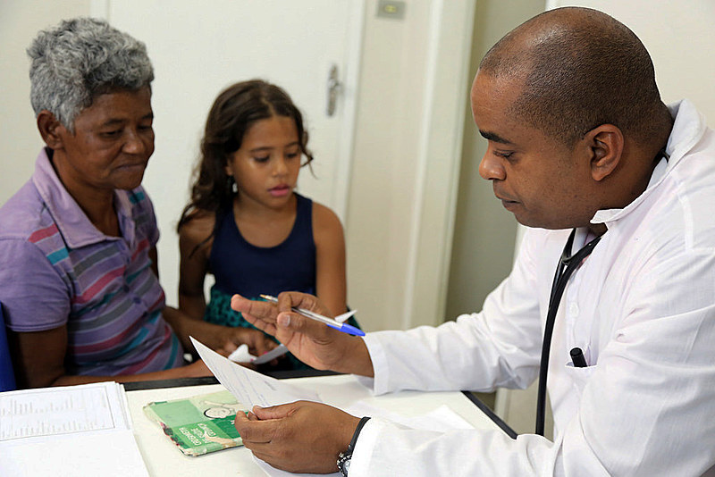 Em 1.575 municípios, ou seja, 28% do total de municípios brasileiros, havia apenas médicos cubanos atuando pelo programa Mais Médicos