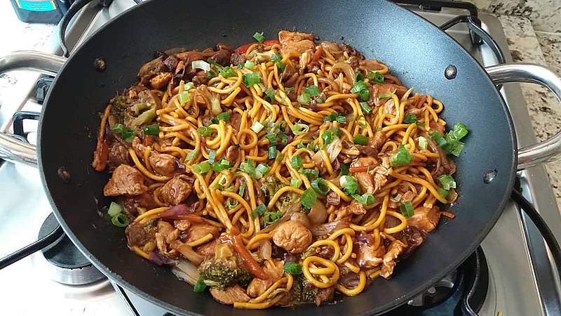 Na Rua da Palma, em Recife, é possível encontrar iguarias da culinária chinesa: yakissoba, frango xadrez e carne acebolada