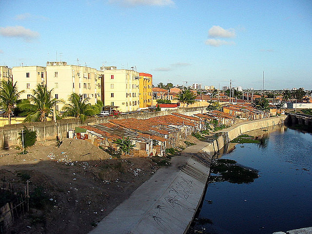 Aguas residuales a cielo abierto en la Favela Cidade de Deus, en Fortaleza, ciudad de Ceará, en la región nordeste de Brasil
