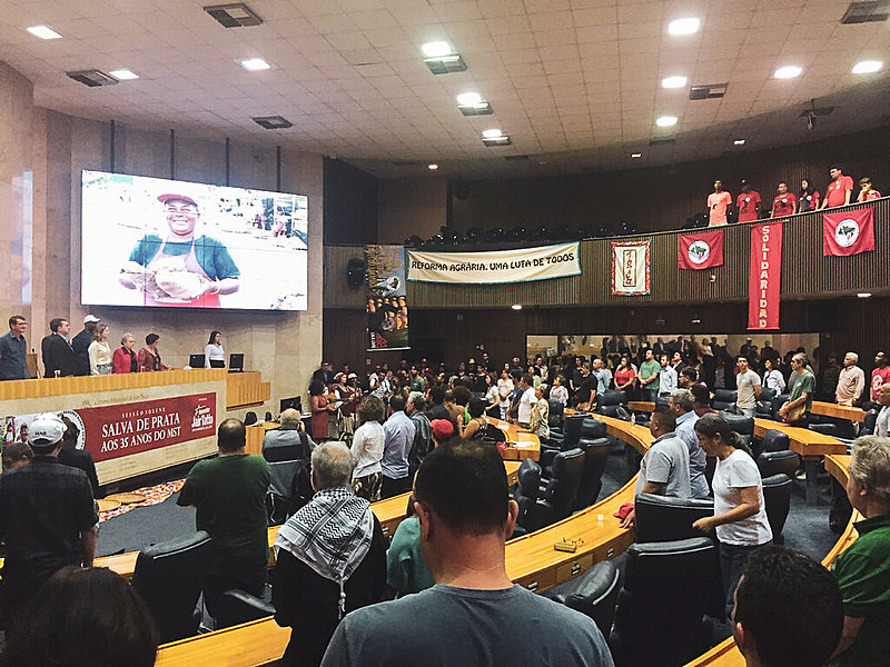 "Enquanto existir um sem-terra, o MST vai continuar ocupando", disse Gilmar Mauro, da direção nacional do Movimento, durante a sessão solene