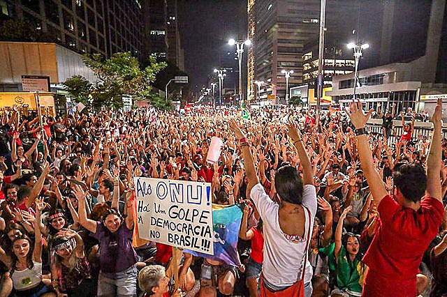 Ato que juntou milhares de pessoas após o golpe, na avenida Paulista, em São Paulo