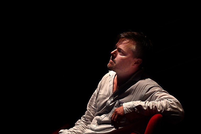 Milo Rau é um diretor de teatro suíço reconhecido em todo o mundo por seu talento e preocupação social