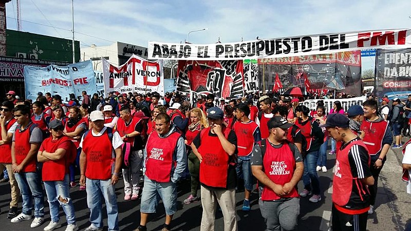Trabalhadores e militantes de movimentos populares realizam protesto na ponte que liga a capital à cidade de Avellaneda
