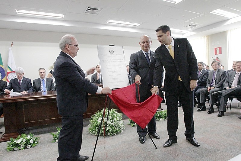 Juiz Lourenço Migliorini (à direita) durante inauguração do novo Fórum