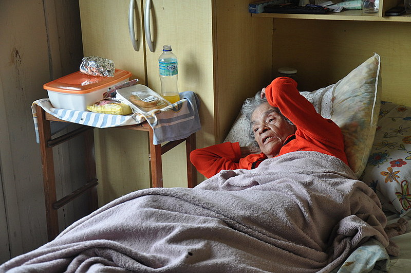 Dona Maura reclama da solidão e do abandono