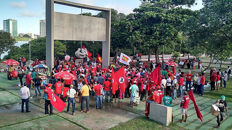 Manifestantes se concentram no Monumento Tortura Nunca Mais em ato de defesa da democracia