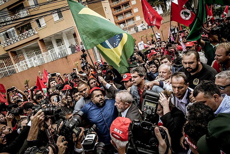 Ex-presidente Lula chegando ao Tribunal de Justiça para seu depoimento