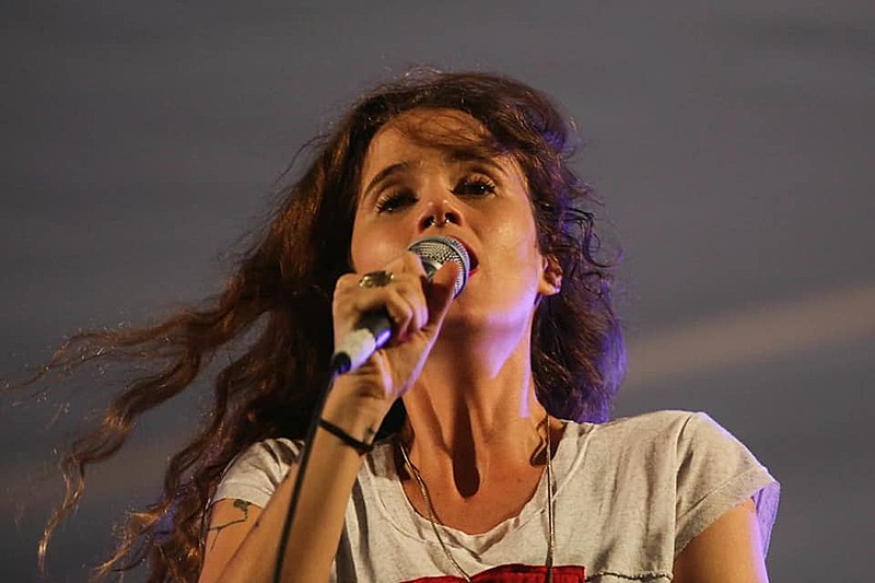 Ana Cañas, que esteve na Vigília Lula Livre no dia 08 de abril, volta para Curitiba para show durante a Jornada.