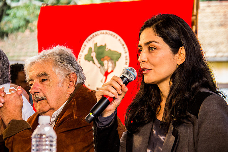 A atriz Letícia Sabatella é reconhecida como militante dos direitos humanos e da democracia