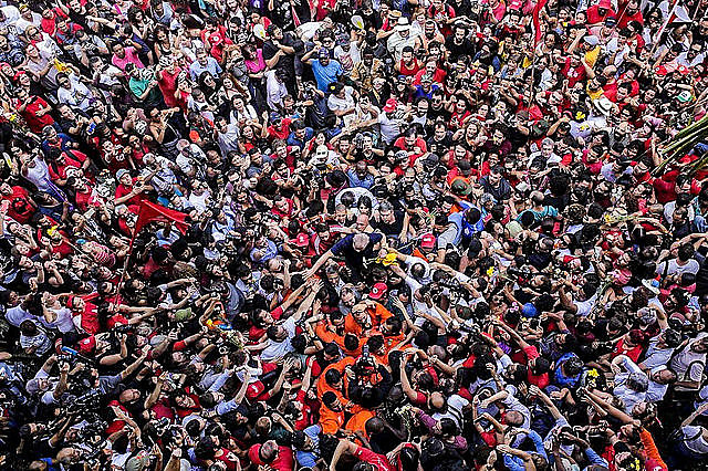 Lula es cargado por el pueblo en São Bernardo, el día en que se presentó a la Policía Federal para ir a la cárcel