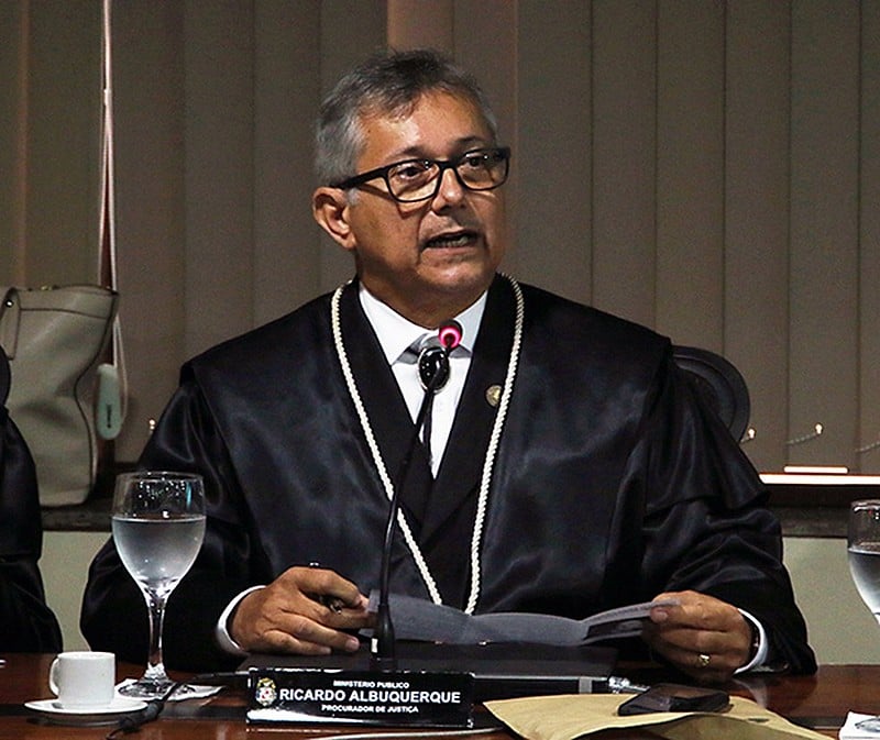 Ao saber da deliberação do colegiado dos procuradores, Ricardo Albuquerque disse que se afastaria do cargo.