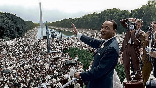 Martin Luther King, em foto colorizada, durante seu mais famoso discurso