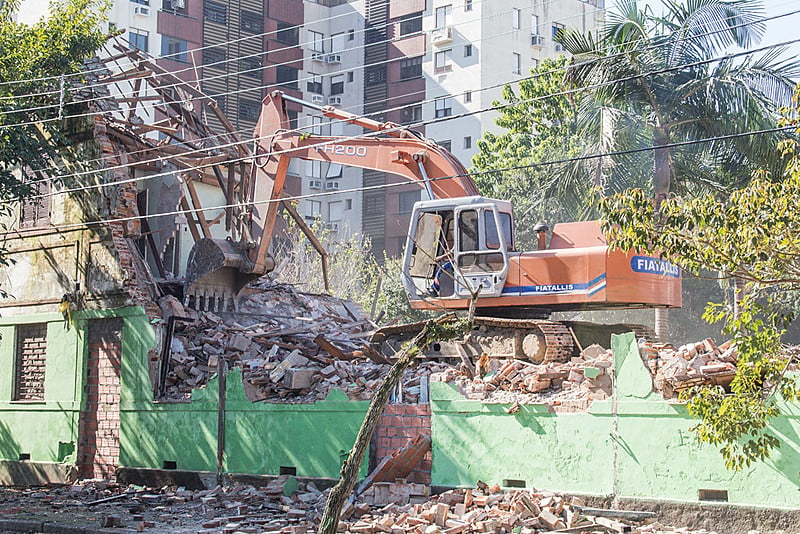 Área do imóvel fica em zona valorizada da capital gaúcha. Prefeitura fala em colocar o local para permuta e destiná-lo à iniciativa privada