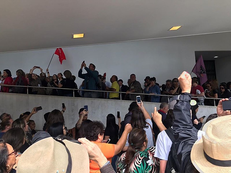 A sessão desta terça (3) foi suspensa após a ocupação de centenas de servidores