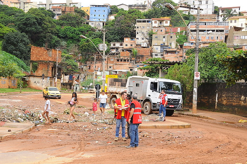 Solução passa por política de habitação com participação popular, ressalta a especialista