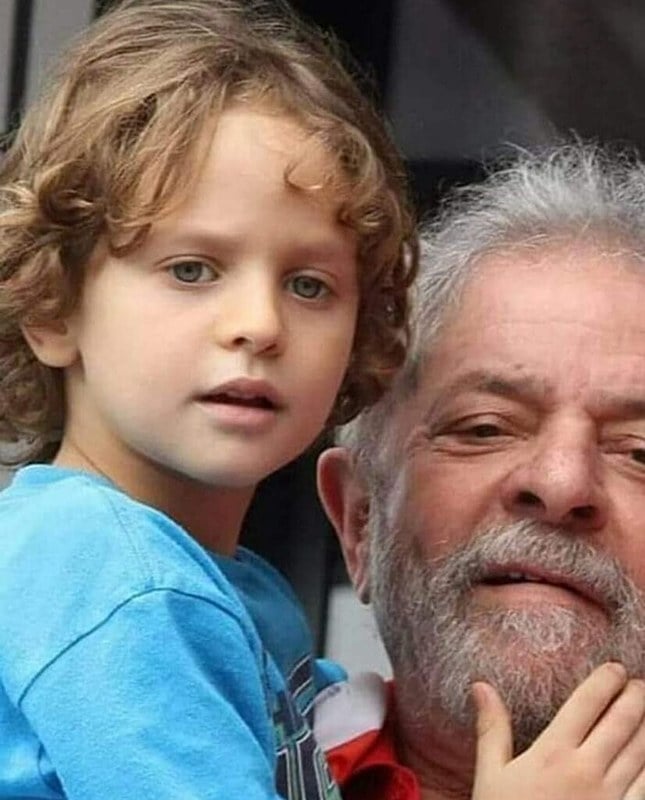Ex- presidente Lula segura Arthur no colo.