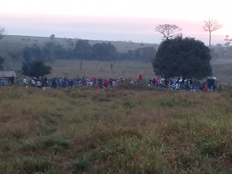 As famílias do acampamento Hugo Chávez estão reocupando fazenda