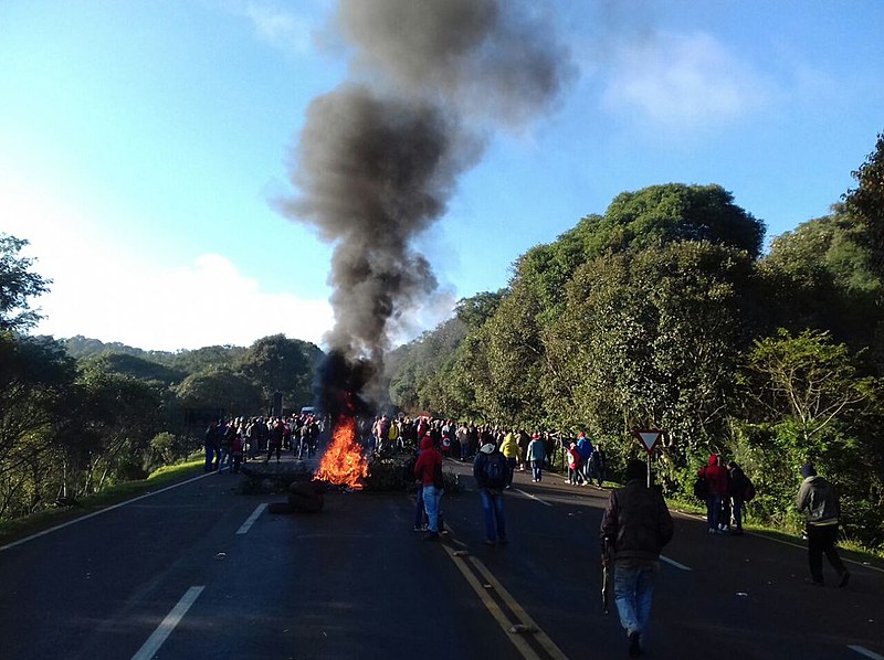 Trabalhadores rurais sem-terra bloqueiam a Br-277 no Oeste desde às 6h30, com o apoio de indígenas da região, contra despejo e por reforma agrária