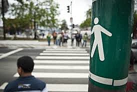 Pedestres devem atravessar em velocidade constante e sempre na faixa