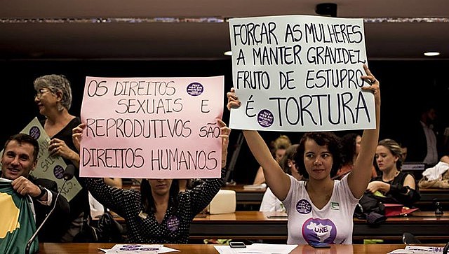 Mulheres protestam contra projeto de proibição do aborto em caso de estupro na Câmara Federal