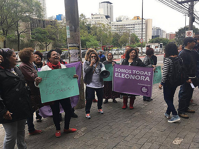 Mulheres protestam em frente ao Fórum do Juizado Especial Cível Central, em defesa da ex-ministra Eleonora Menicucci, em setembro