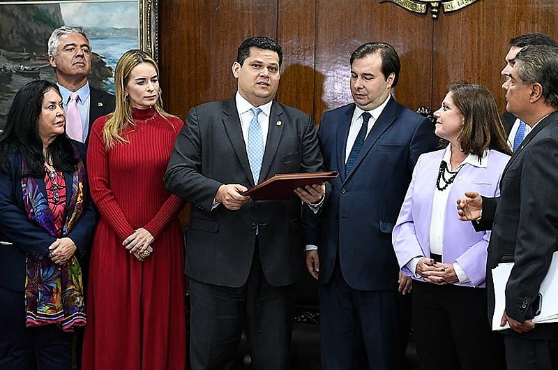 Presidente do Senado, Davi Alcolumbre, entre parlamentares durante recebimento do texto da PEC 6 nesta quinta (8)