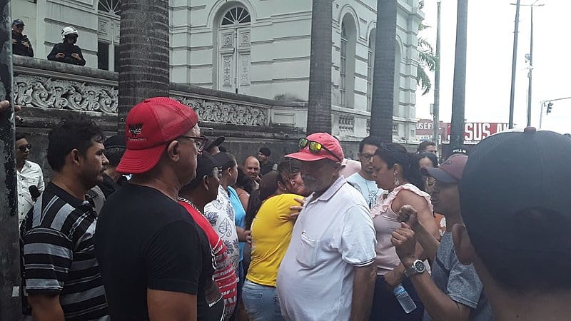Ambulantes protestam em frente ao Paço Municipal; e são impedidos de entrar no local.