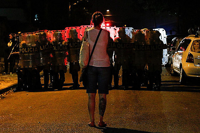 Lula supporter faces Riot Police during crackdown in Paraná