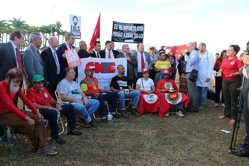 Ato em frente ao STF contou com a participação de parlamentares e da presidenta nacional do PT, Gleisi Hoffmann
