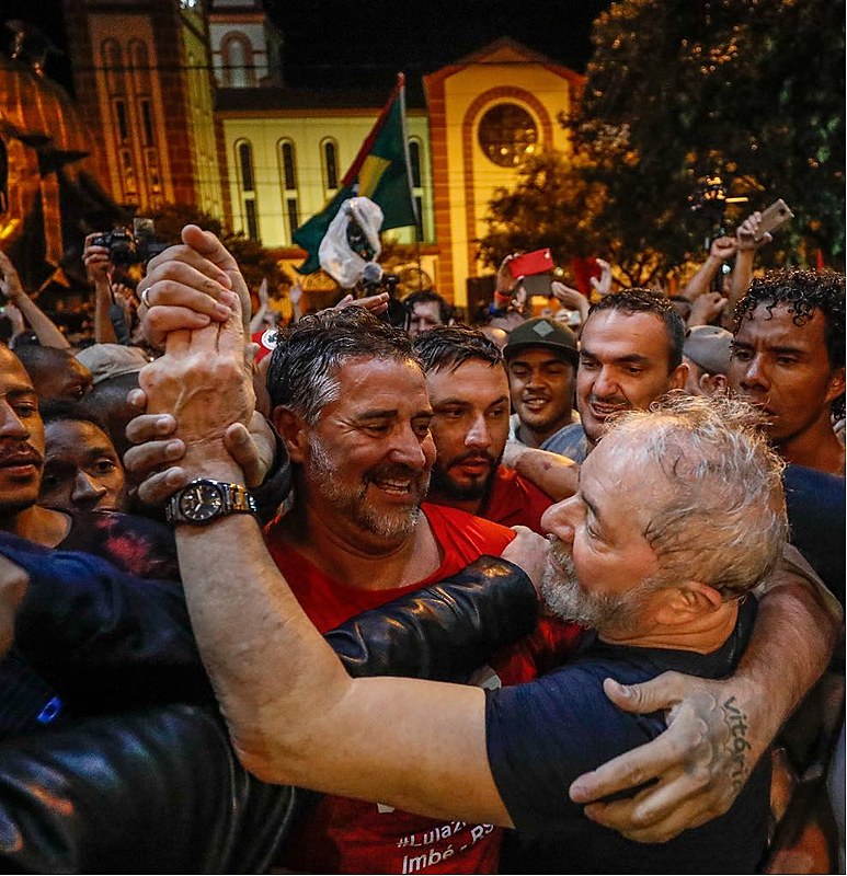 Depois de episódios de violência contra os apoiadores de Lula, o ex-presidente caminhou até o hotel protegido por uma corrente humana