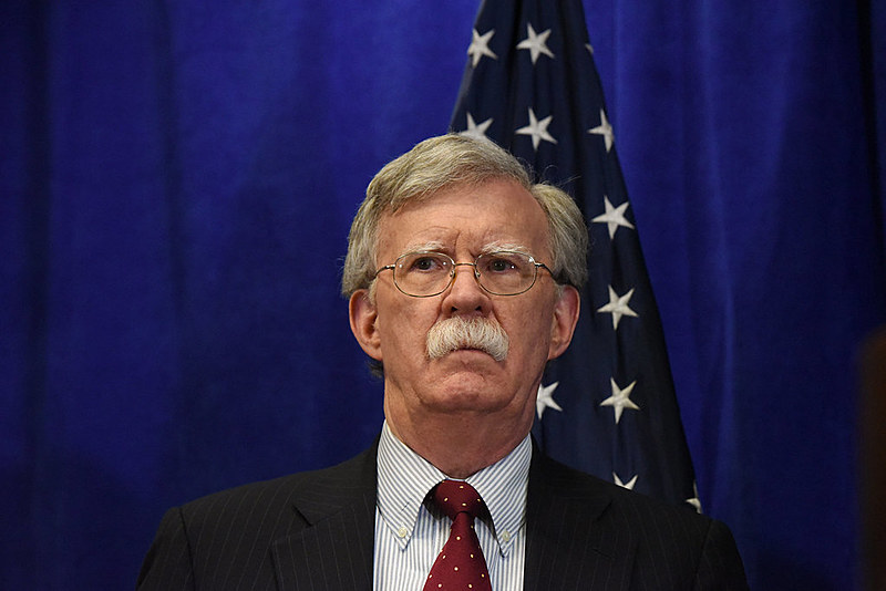 Segundo Bolton,  o"círculo financeiro internacional irá se fechar completamente" caso militares não acatem a decisão