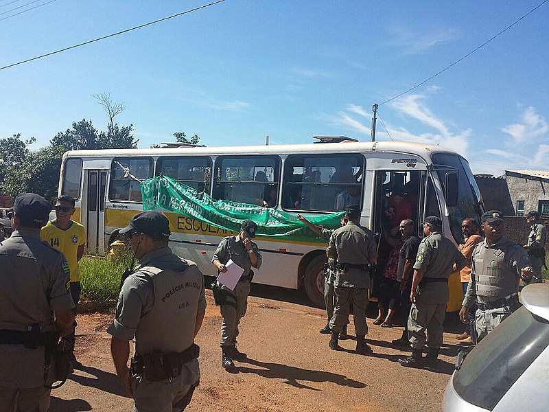 Cerca de 80 mulheres estão presas dentro do ônibus; as camponesas tinham ocupado um prédio do INSS