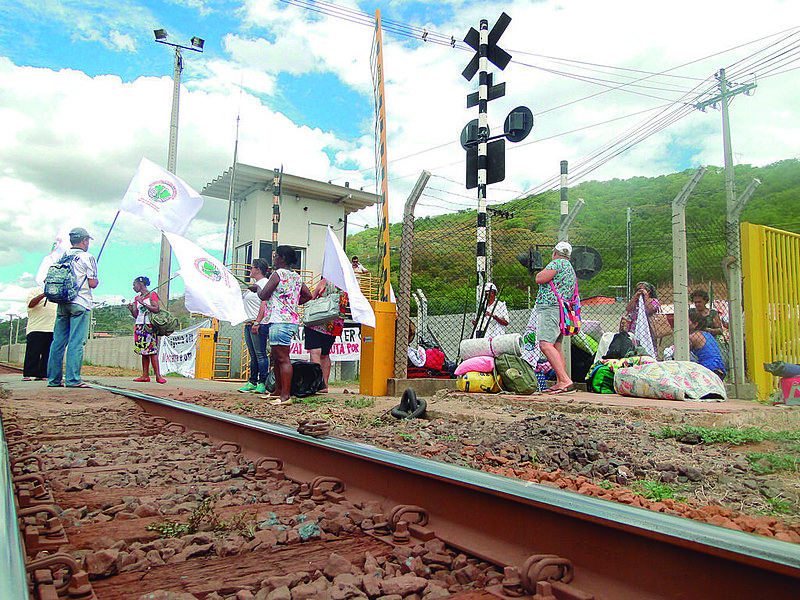 Os protestos aconteceram em março e abril deste ano, quando famílias das cidades de Belo Oriente (MG), Aimorés (MG) (foto) e Mascarenhas (ES) trancaram a ferrovia de minério da empresa Vale S.A.