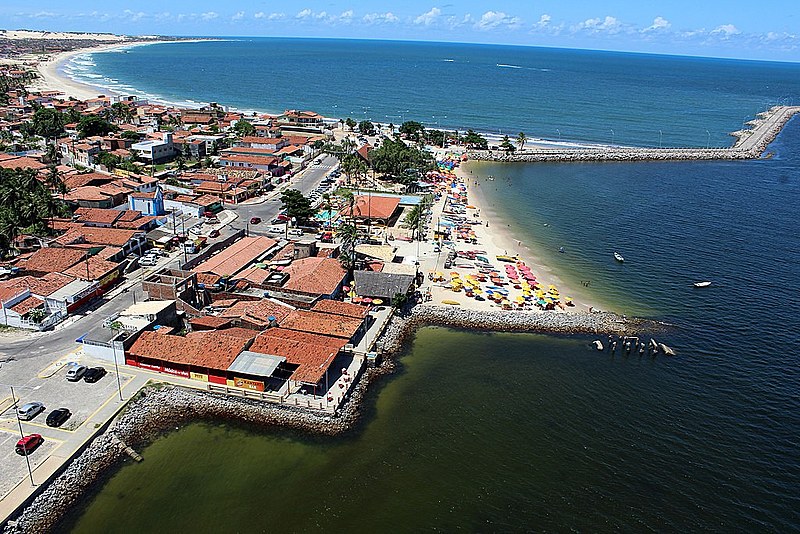 Popularmente, o bairro é dividido em Redinha Velha, pertencente à Natal e Redinha Nova, pertencente à Extremoz