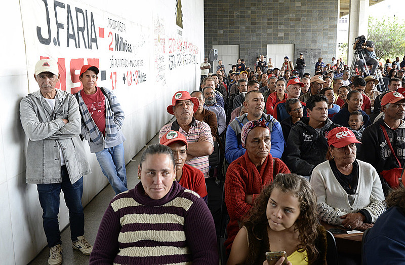 Cerca de 300 trabalhadores compareceram à audiência e pedem o cancelamento do despejo