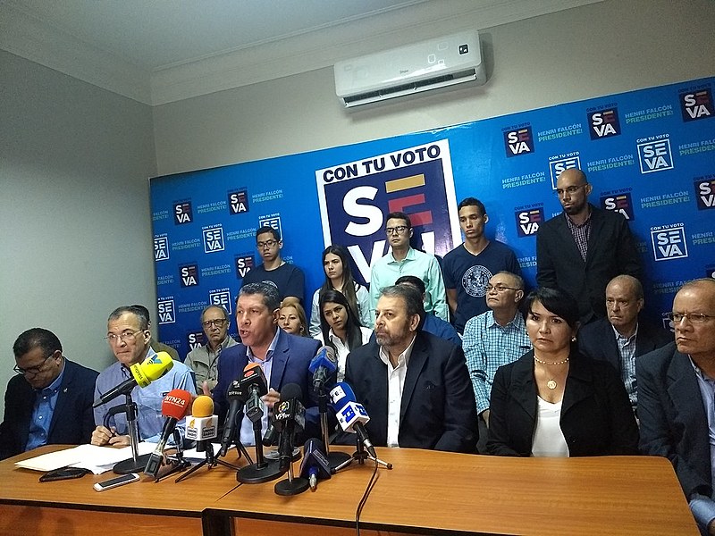 Candidato Henri Falcón recebe apoio de parlamentares da oposição durante entrevista coletiva
