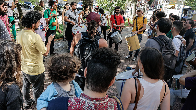 Contra sucateamento das Fábricas de Cultura, manifestantes de reúnem em frente à organização que gerencia espaço